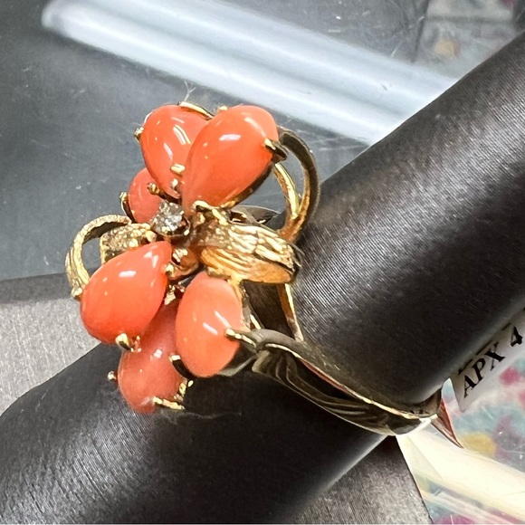 Vintage 14k Yellow Gold Coral & Diamond Ring - Picture 5 of 8